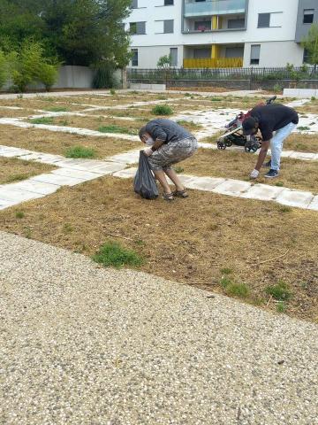 29/08/2020 - Action de nettoyage du parvis de l'école Germaine RICHIER, veille de rentrée scolaire 2020/2021