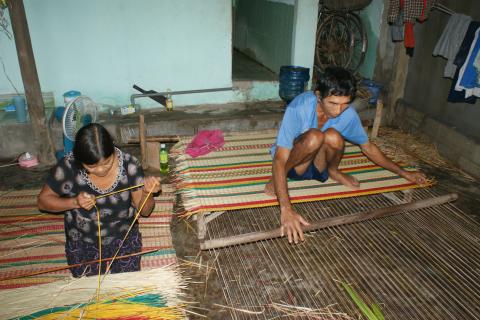 Réalisation 2017 à Bin Dinh : Achat de matériel pour fabriquer des nattes pour 12 familles