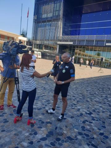 accueil de Philippe Lambert (personne atteinte de SEP) sur le parvis de la mairie de Montpellier en 2019 lors de son tour de France