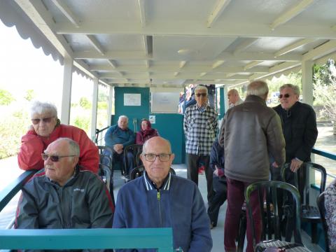 Des adhérents attentifs à la découverte du patrimoine du Canal du Midi