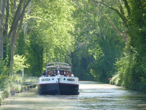 La péniche transportant les adhérents