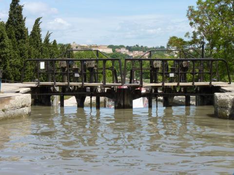 Béziers Ecluses de Fonsérannes et vue sur la cathédrale Saint Nazaire