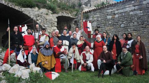 La troupe devant le Château de Montlaur