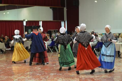 Prestation en costume lors du banquet de l'Amicale des Aveyronnais