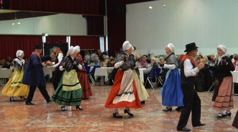 Prestation en costume lors du banquet de l'Amicale des Aveyronnais