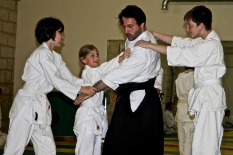 Notre Dojo propose une pratique de l’Aikido tout au long de l’année (11 mois sur 12), sans coupure pendant les vacances scolaires, dans la plus pure tradition des Dojos. Nous n’animons pas une salle de sport, ou un club, mais nous proposons à tous nos adhérents de participer à la vie d’un dojo Traditionnel.