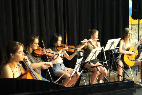 Ensemble instrumental en concert au Gazette Café