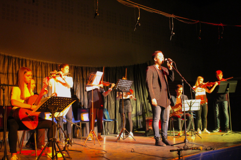 Ensemble instrumental et chanteur en concert à Combaillaux