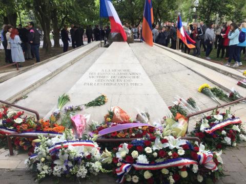 Commémoration du génocide des Arméniens devant le mémorial sur l'Esplanade Charles de Gaulle