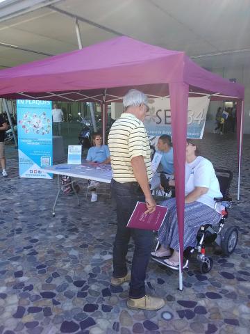 accueil de Philippe Lambert (personne atteinte de SEP) sur le parvis de la mairie de Montpellier en 2019 lors de son tour de France