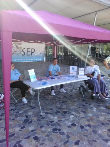 accueil de Philippe Lambert (personne atteinte de SEP) sur le parvis de la mairie de Montpellier en 2019 lors de son tour de France