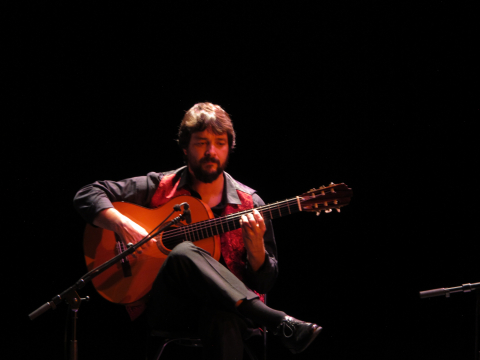 Jules Meneboo anime l'atelier guitare