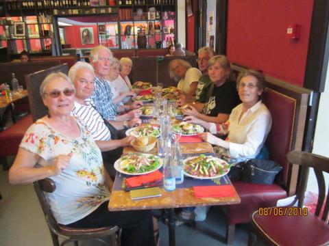 Vie du groupe lors d'un repas en commun