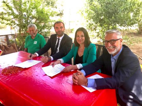 Signature de la Charte de défense des arbres par Mickael Delafosse