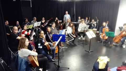 En vue du concert de fin d'année, répétition d'orchestre (L'intégrale de la musique du film Pirates des Caraïbes)