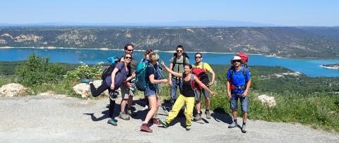 Photo : groupe de grimpeurs et grimpeuses après une journée d'escalade en extèrieur