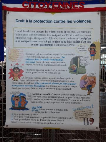 anneaux de l'exposition pédagogique qui circule dans les écoles de Montpellier L'égalité fille garçon c'est bon pour les droits de l'enfant.     