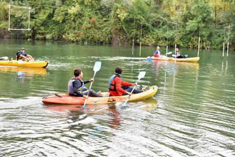 Les pionniers (14-17 ans) nettoyent les berges du Lez en kayak