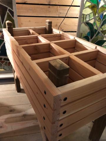 L'atelier d'artisanat fabrique des pièces telles que cette jardinière. N'hésitez pas à nous contacter pour vos projets.