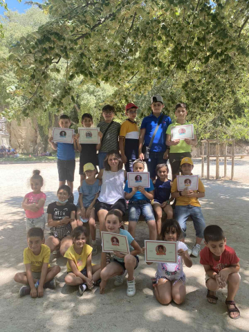 Juin 2021 Les élèves avec leurs professeur de la langue arménienne. 