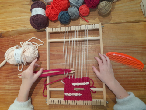 Cours de tissage et création textile pour enfants