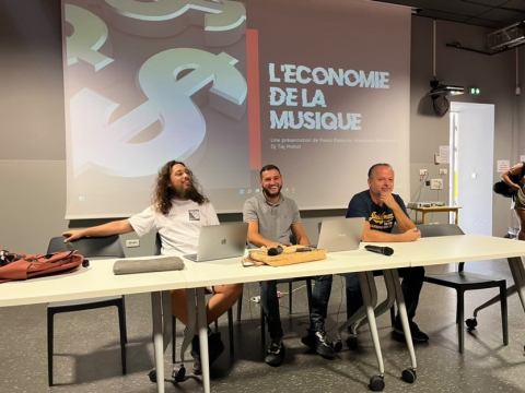 Photo d'un cours en amphi sur l'économie de la musique