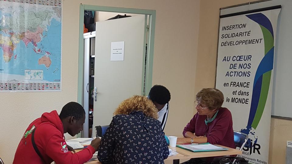 Apprentissage du français aux jeunes migrants dans notre local