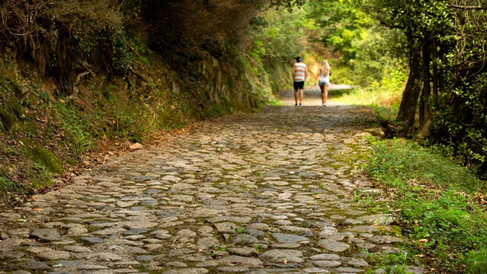 une calade, 2 silhouettes au bout du chemin