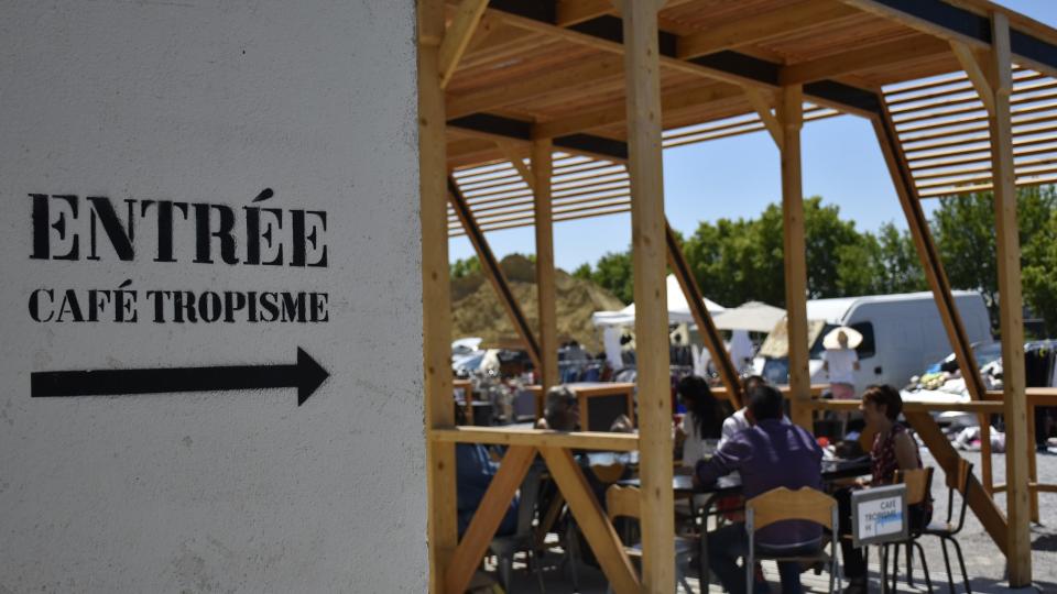 Le café Tropisme et sa grande terrasse plein sud