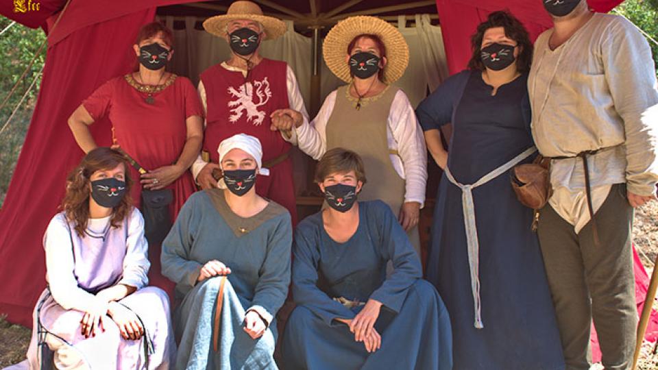 Les compagnons de Simon masqués pour la photo