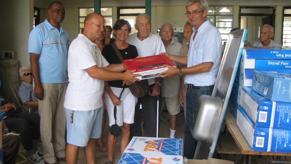 Dons à la Casa de abuelos de Bejucal