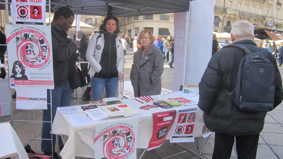 Stand de l'Amicale du Nid 34 sur la place de la Comédie le 8 mars 2020