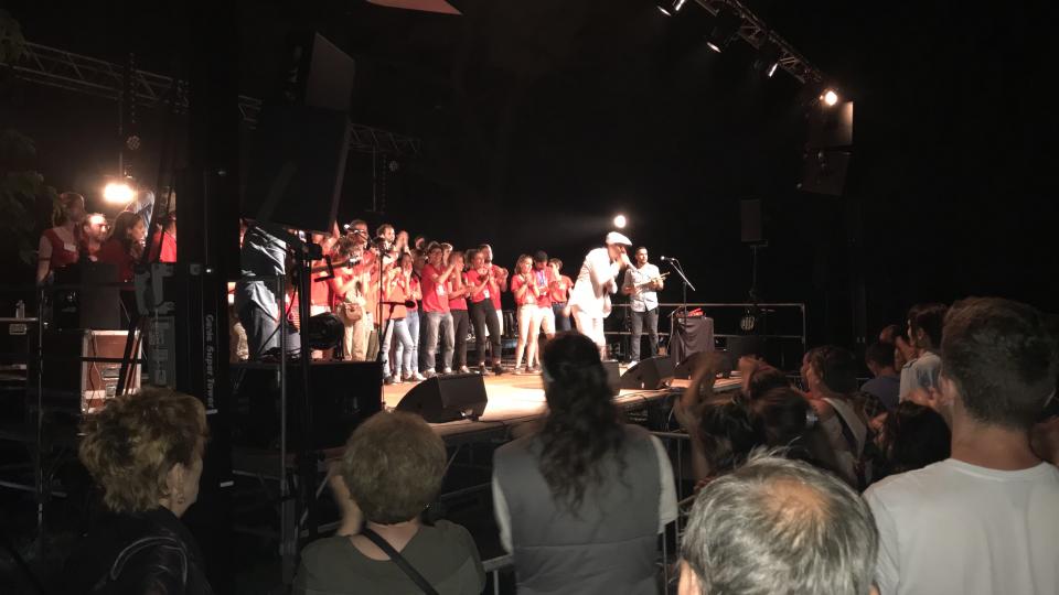 Les militants sur scène avec hk et les saltimbanks - " On lache Rien! " 