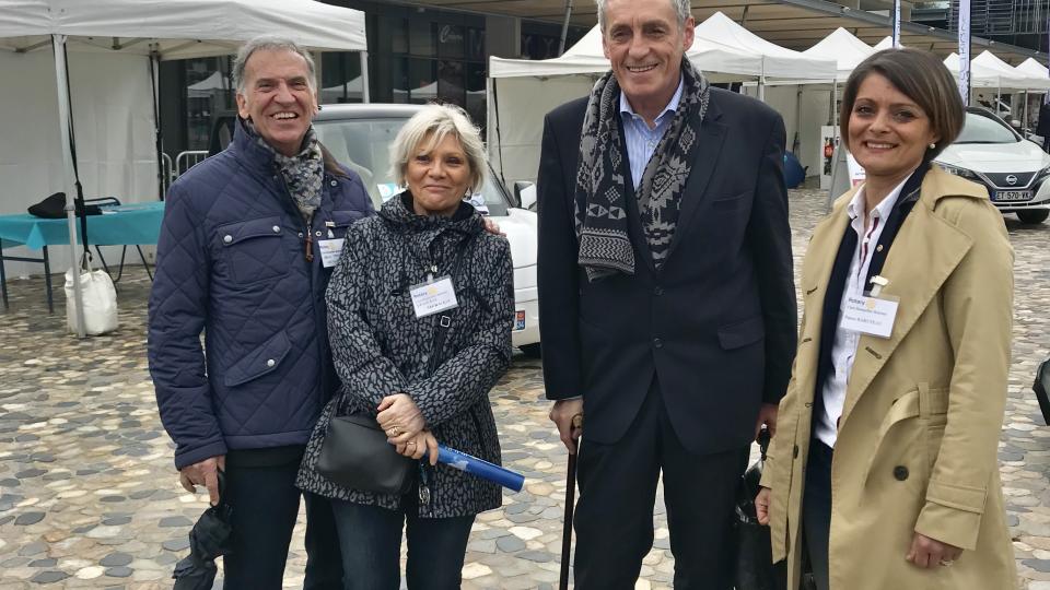 salon des véhicules électriques sur le parvis de la mairie 