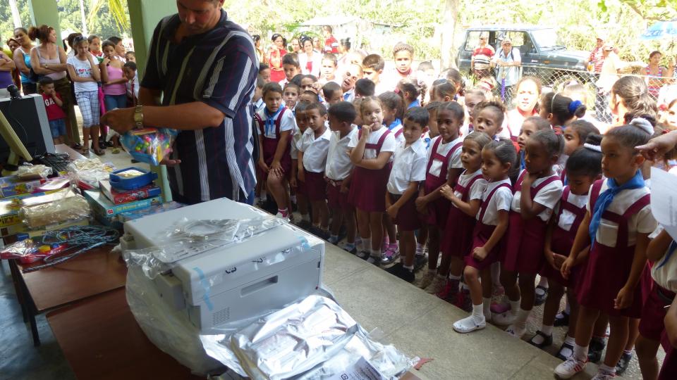 Remise de matériel scolaire