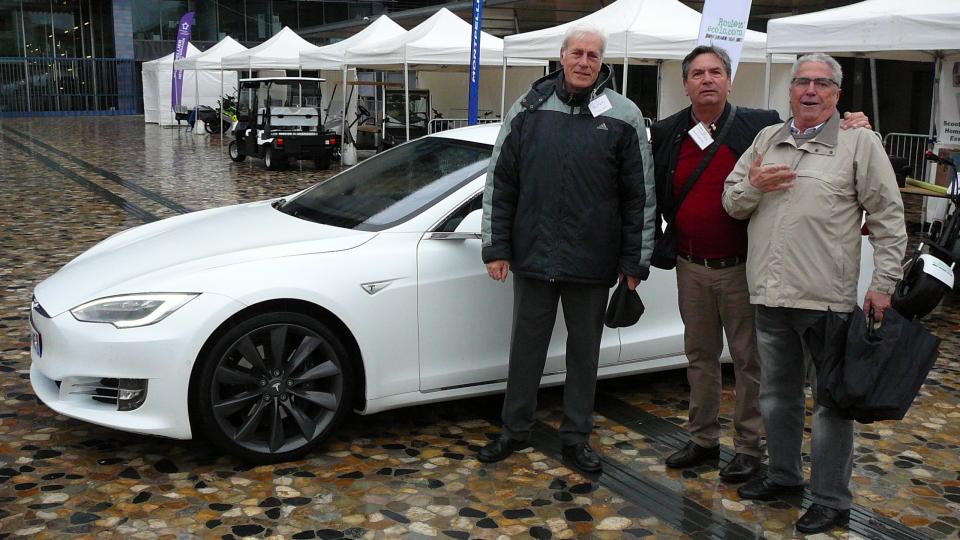 salon des véhicules électriques sur le parvis de la mairie 