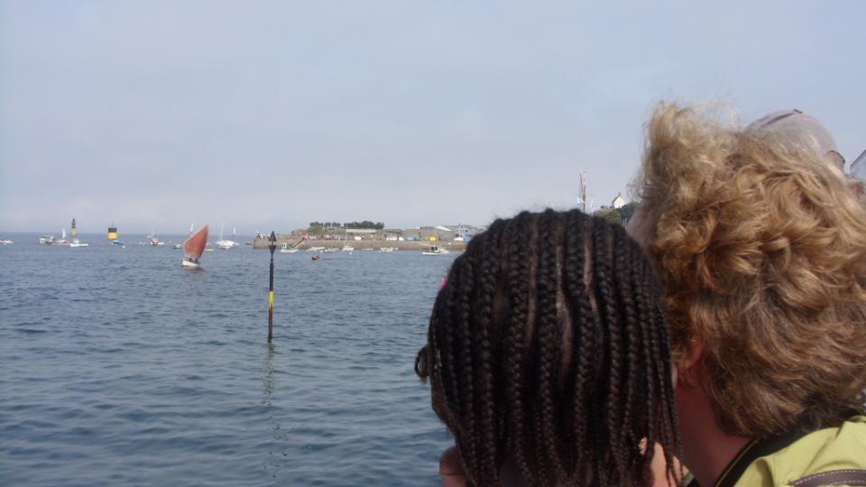 2 têtes de dos face à la mer