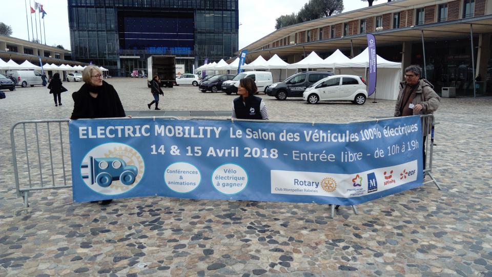 salon des véhicules électriques sur le parvis de la mairie 