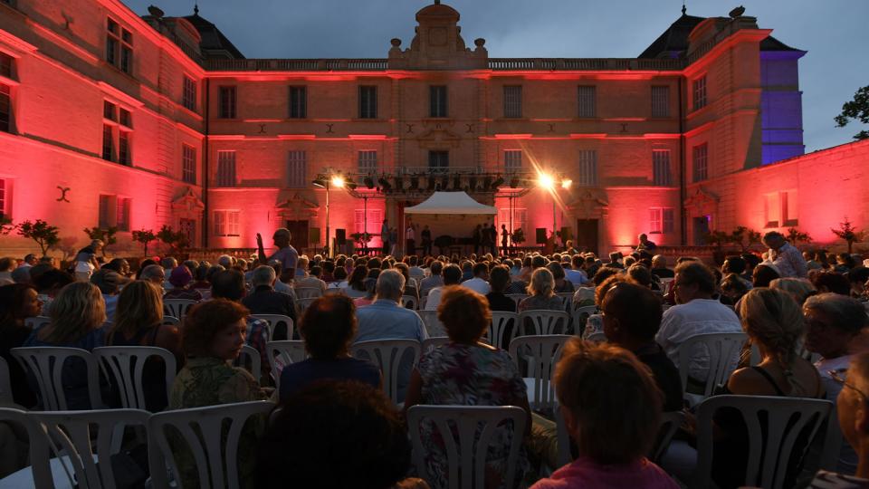 Castries / Cour du Château